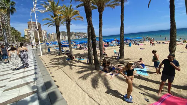 Turistas en la playa de Benidorm