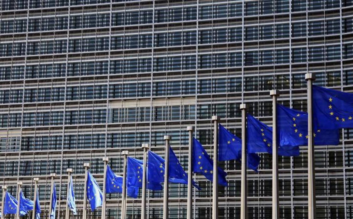 En la foto, banderas de la UE ondeando en la sede de la Comisión Europea en Bruselas