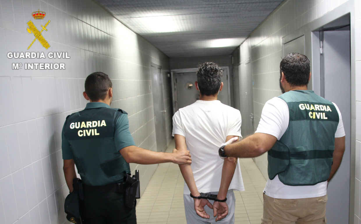 Traslado a dependencia judicial de uno de los detenidos por homicidio en grado de tentativa en Vecindario