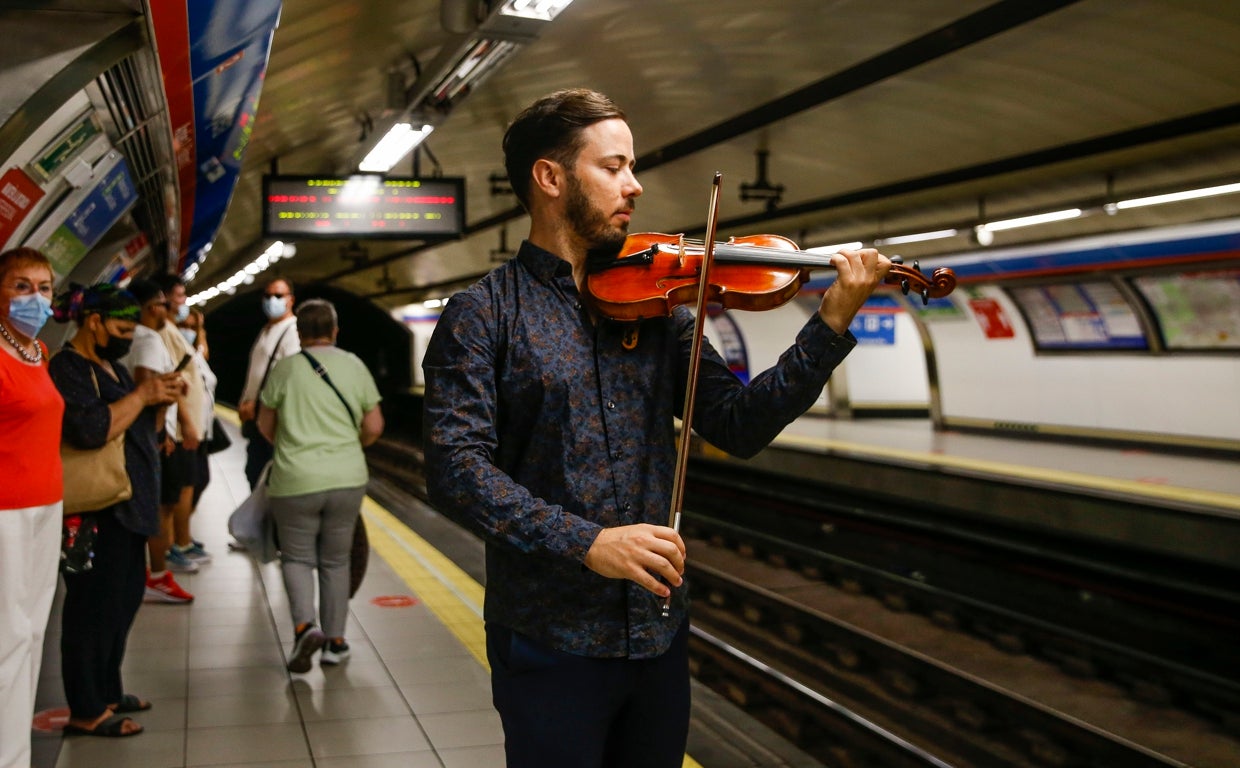 Violinista en la estación del andén de la estación de Ópera