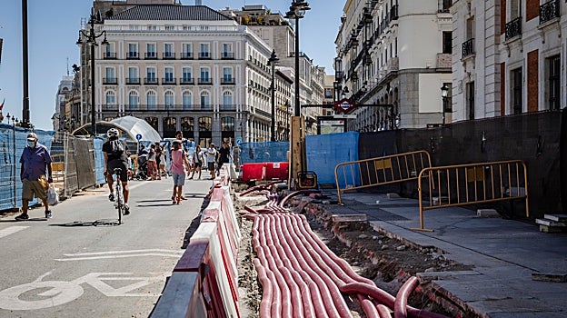 Imagen después - La Puerta del Sol, el primer día de su peatonalización, en 2020, y este jueves