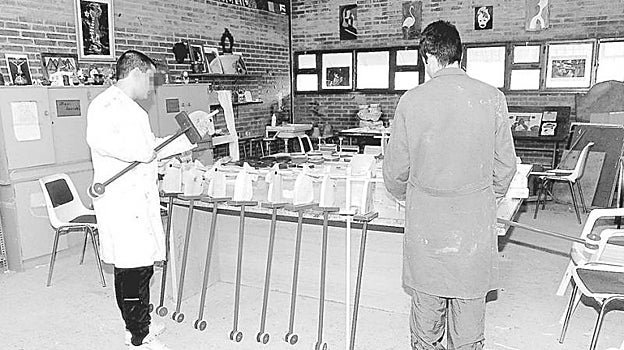 Chicos en un taller ocupacional en un centro regional