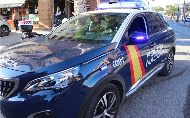 La Policía Nacional evita que un hombre se lance al vacío desde un edificio en Valencia