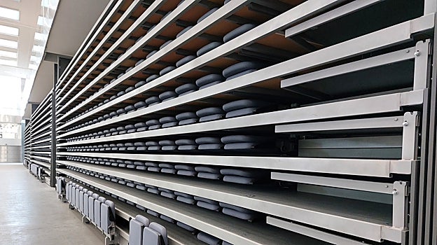 Detalle del graderío retráctil del Centro de Ferías