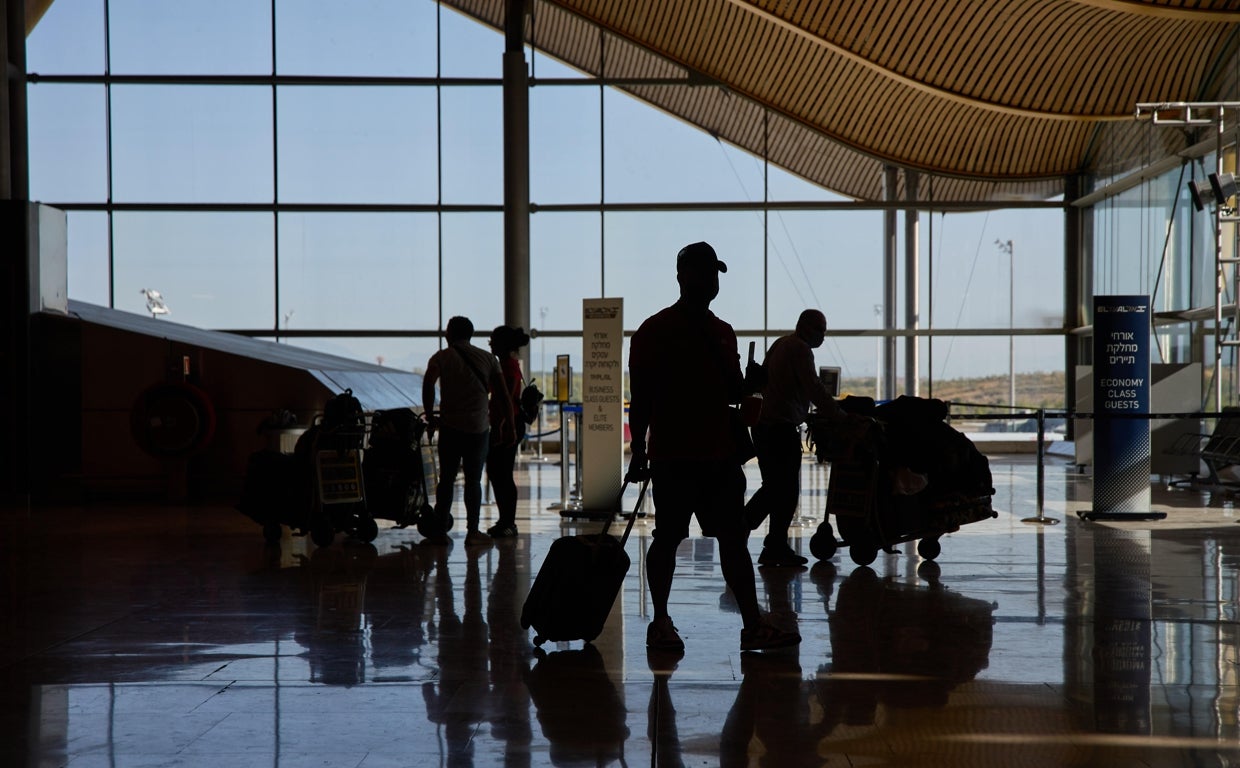 Viajeros con sus enseres en el aeropuerto Adolfo Suárez Madrid-Barajas