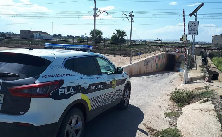 Un hombre desaparece en Murcia y lo encuentran 12 horas después en Valencia desorientado con su coche en una acequia