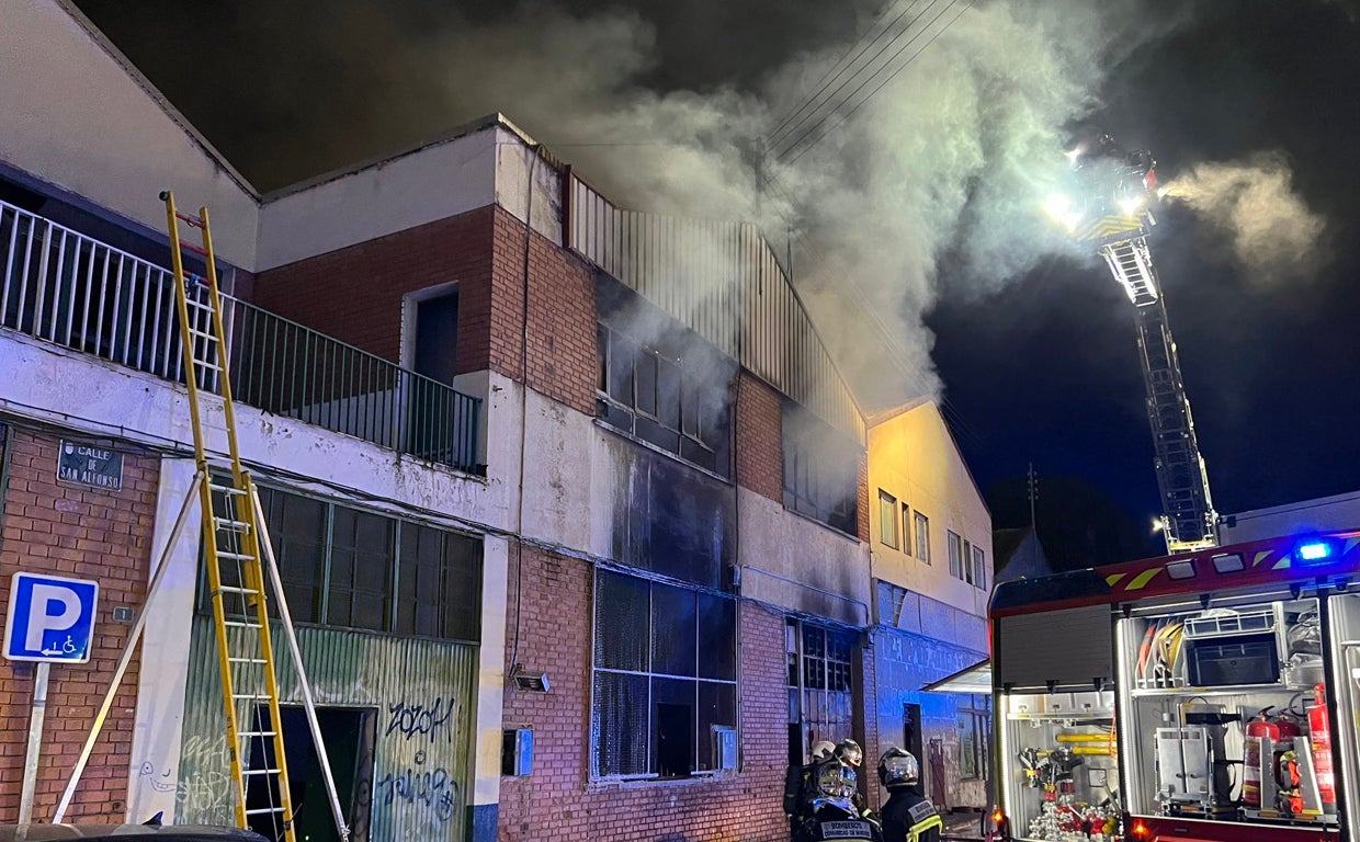 Infierno en Torrejón: dos muertos en una nave okupada por toxicómanos y mendigos llena de enseres
