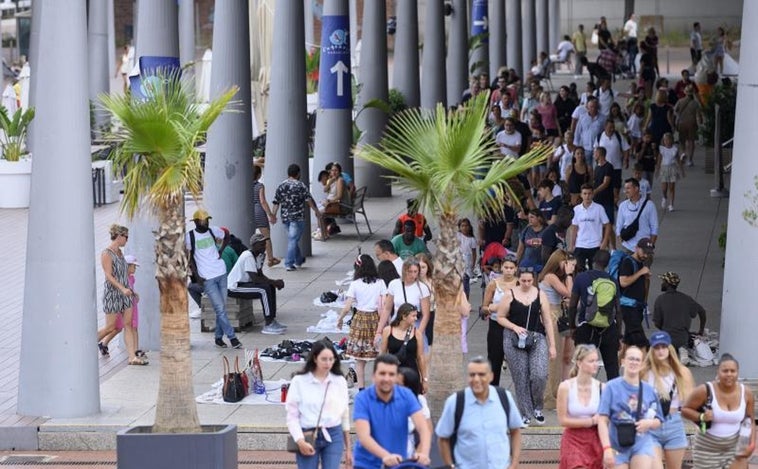 El top manta vuelve a acomodarse en el centro de Barcelona tras el Covid