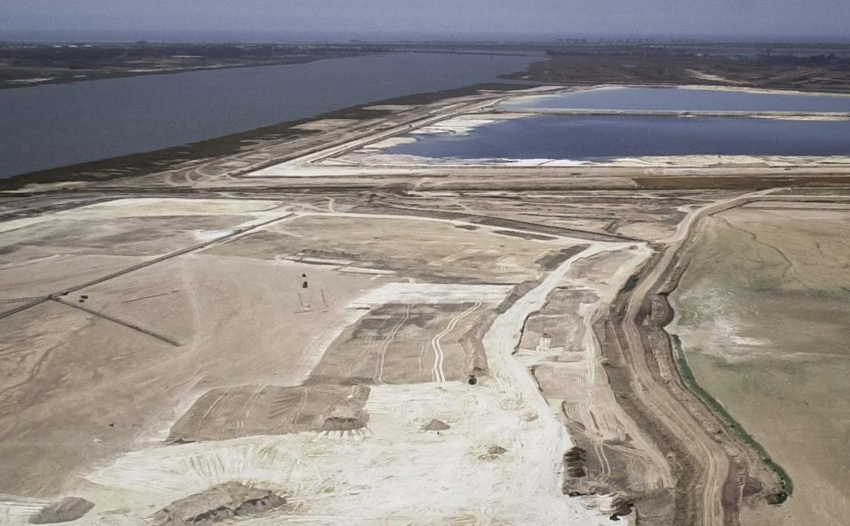 Vista de los fosfoyesos depositados sobre las marismas de Huelva