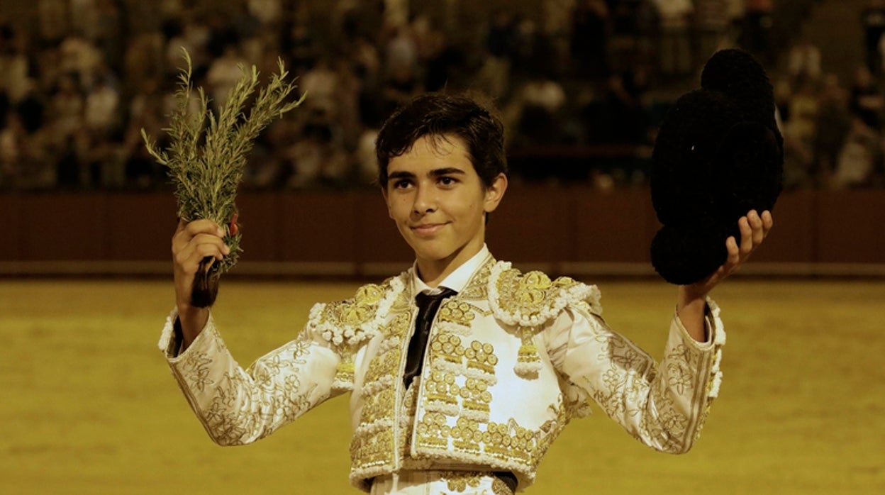Dos orejas y rabo en Santa Olalla para el novillero de Córdoba Manuel Román