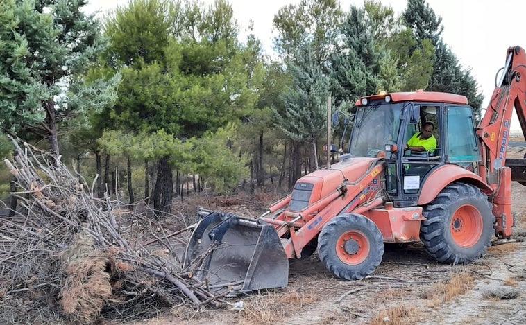 Santa Cruz de la Zarza realiza trabajos de prevención de incendios con medios propios ante «la pasividad» de la Junta