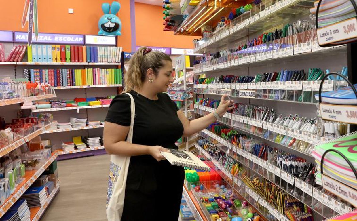 Una madre escoge el material escolar para sus hijos en Folder, en la calle Concepción