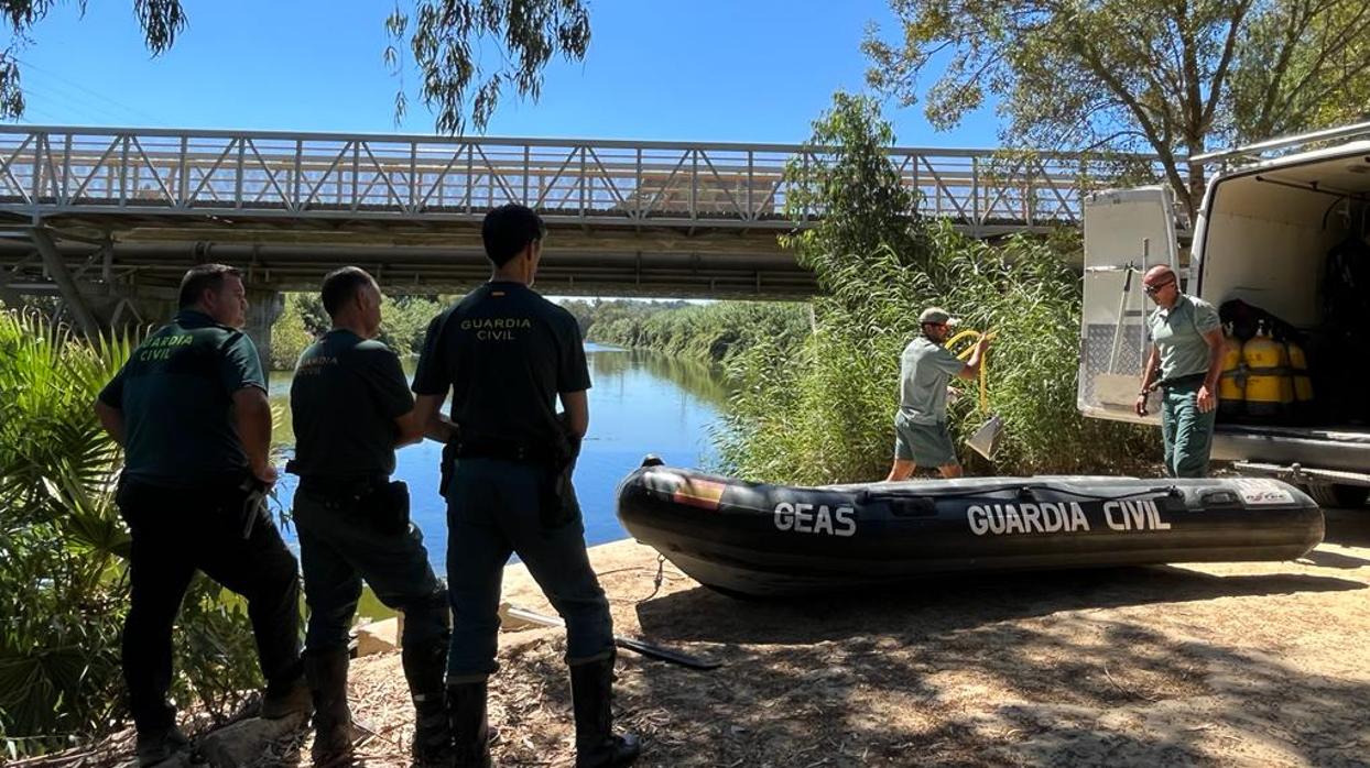 Buzos de la Guardia Civil se suman a la búsqueda del vecino desaparecido en Los Barrios