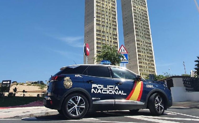 Detienen a dos ladrones tras 13 robos en comercios y bares en Benidorm, y uno va a prisión por reincidente