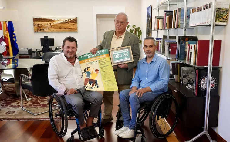 Aspaym Castilla y León entrega a Santonja un dorsal solidario de la I Carrera Inclusiva por la Lesión Medular
