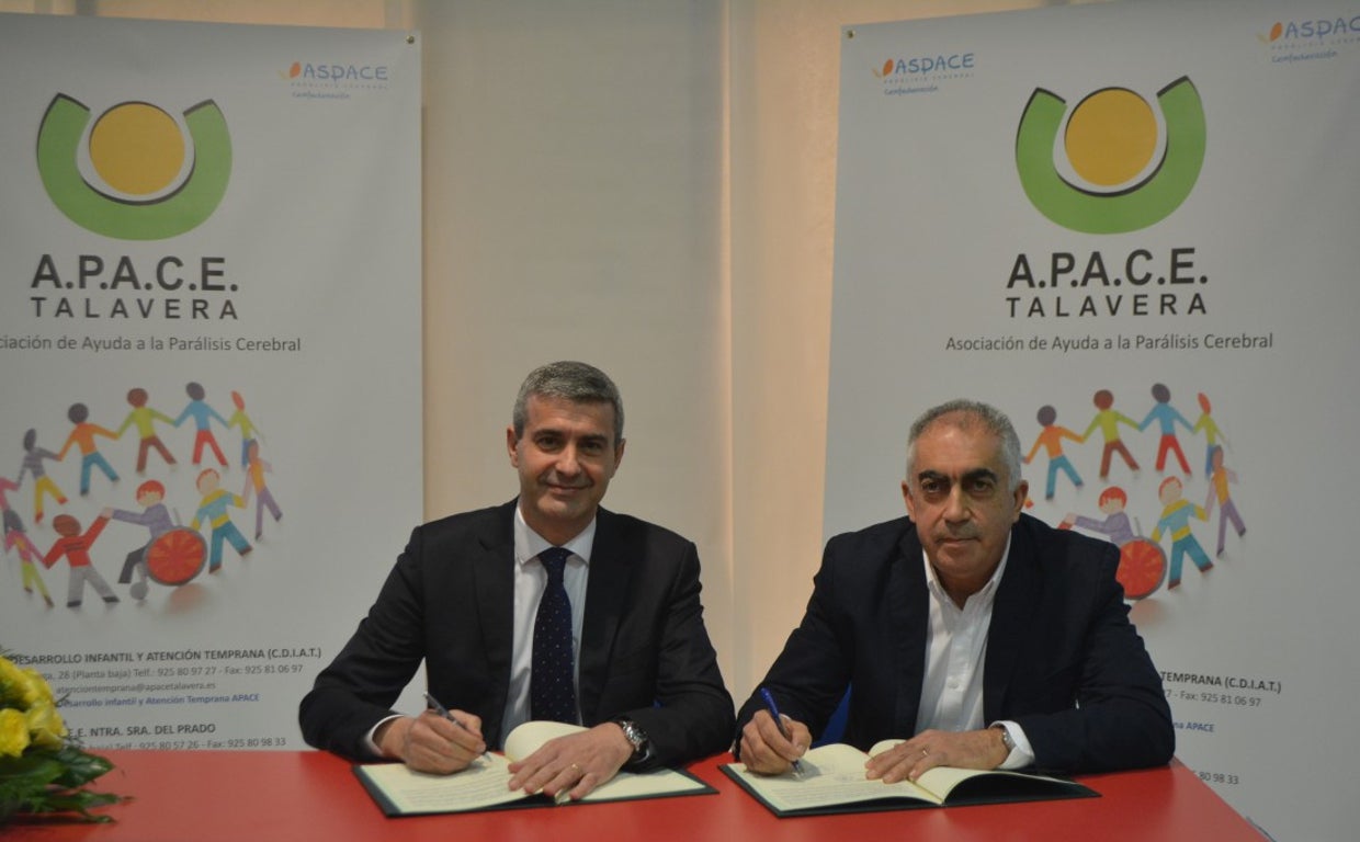 Álvaro Gutiérrez y Ángel Mayoral durante la firma