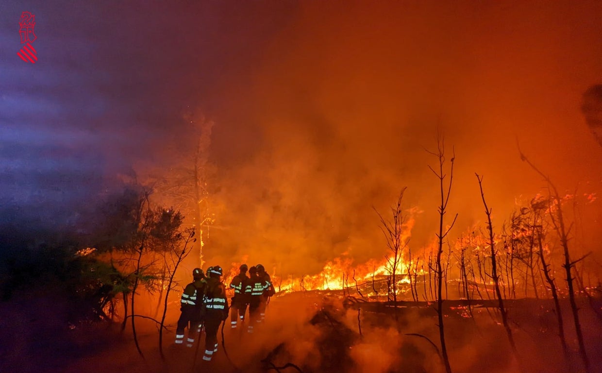Bomberos forestales de la Generalitat Valenciana en el incendio en Bejís (Castellón)
