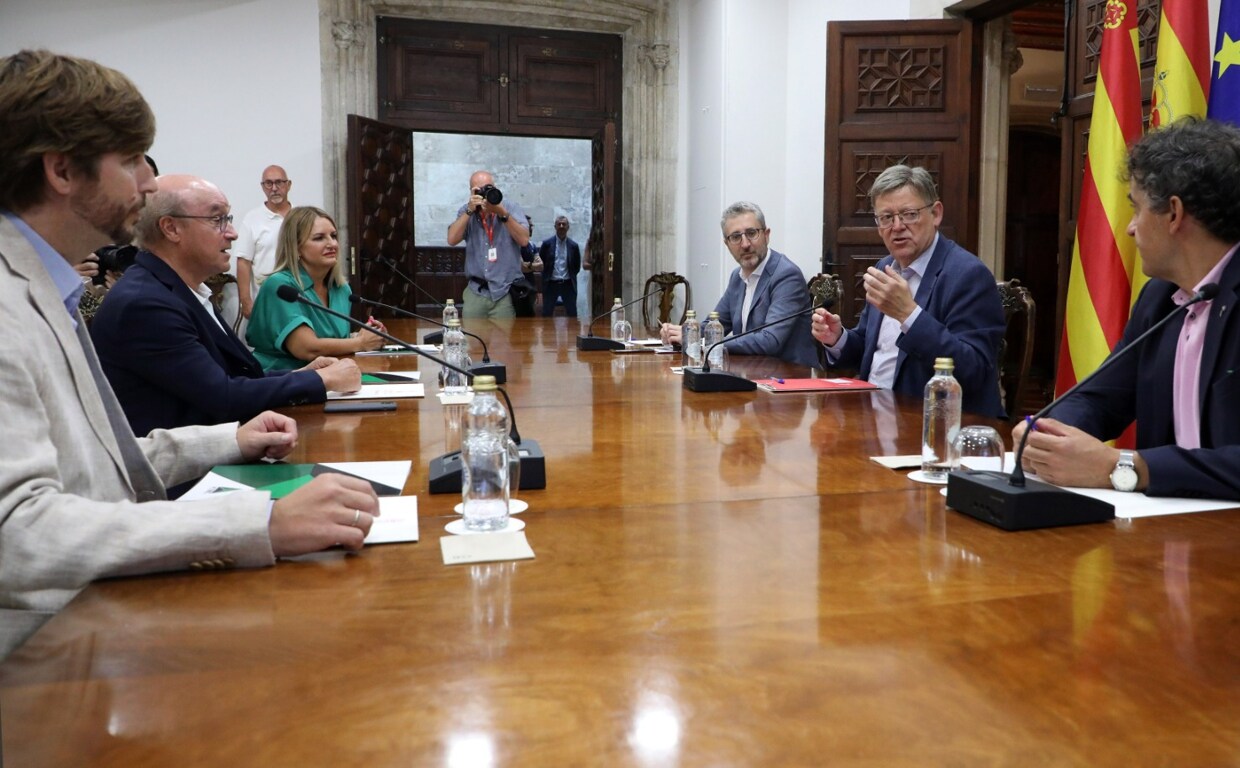Reunión de Ximo Puig (derecha) con representantes de Hosbec, este martes