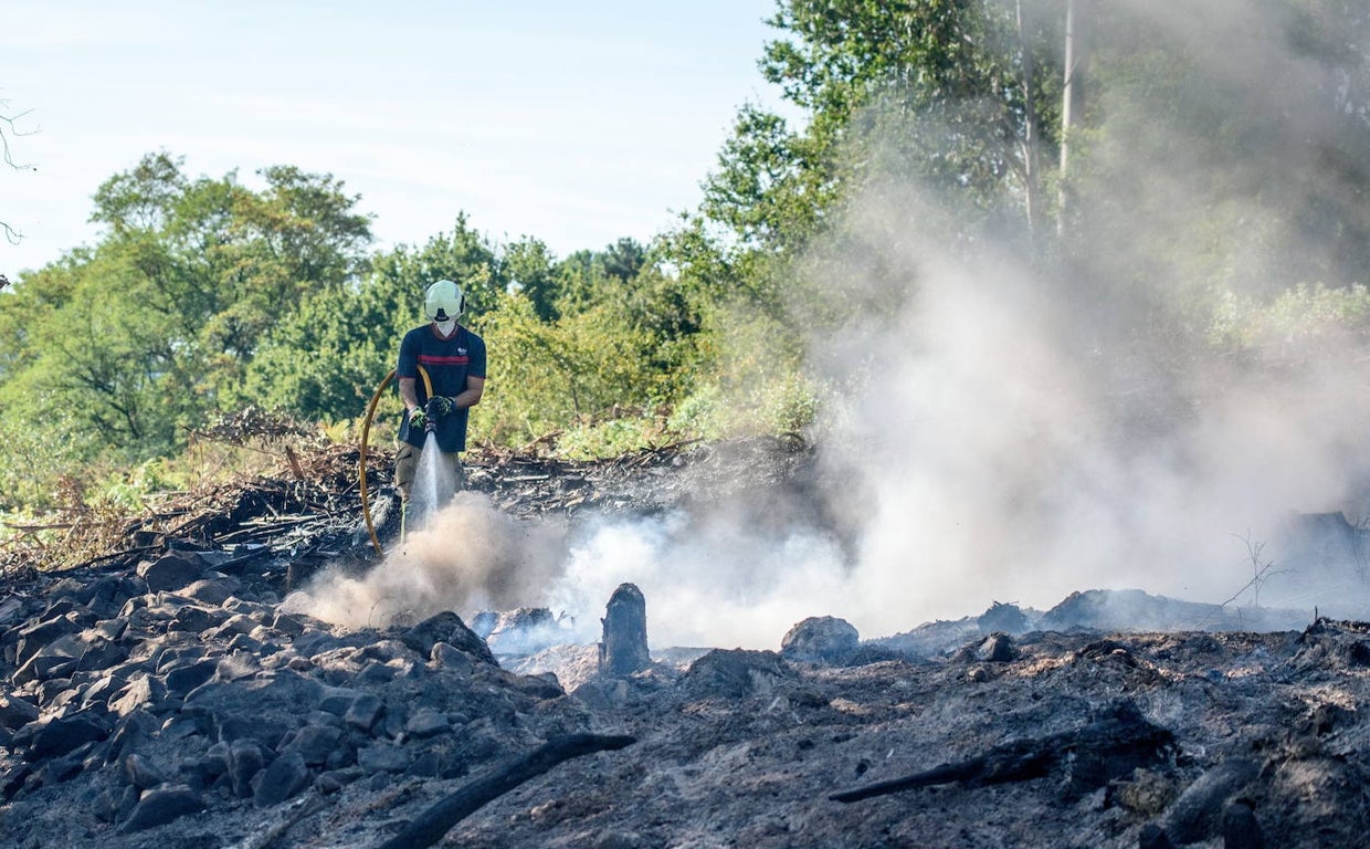 Los bomberos continuaban refrescando la zona a primera hora de la mañana