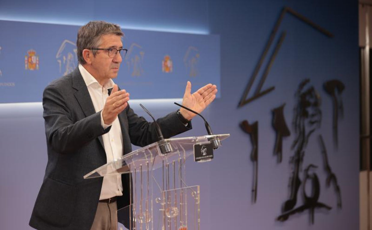El portavoz del PSOE en el Congreso, Patxi López, en rueda de prensa  en la Cámara Baja