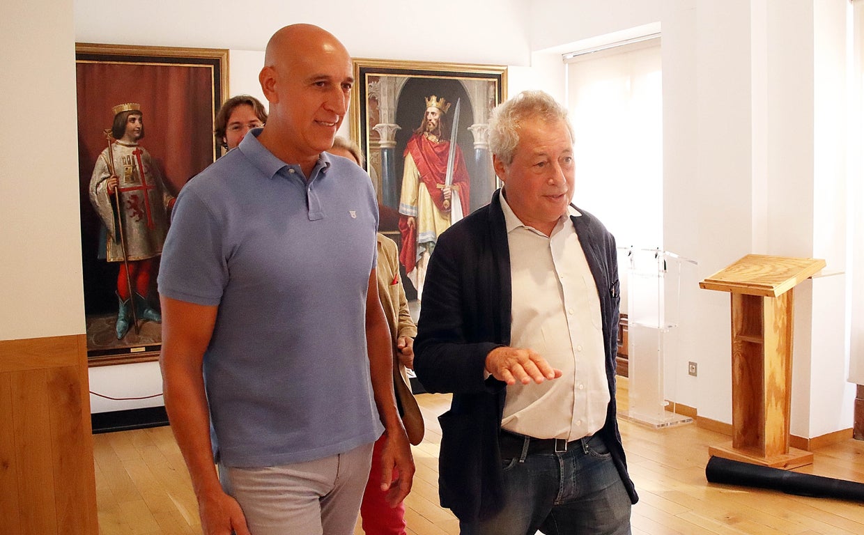 Alessandro Baricco, junto al alcalde leonés José Antonio Díez