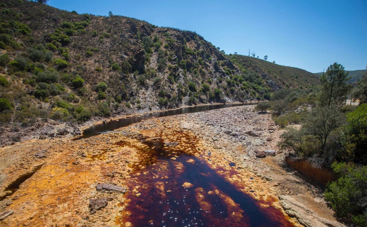 Reportaje gráfico sobre la situación de la población onubense de Berrocal transcurridos 18 años desde que sufriera un devastador incendio