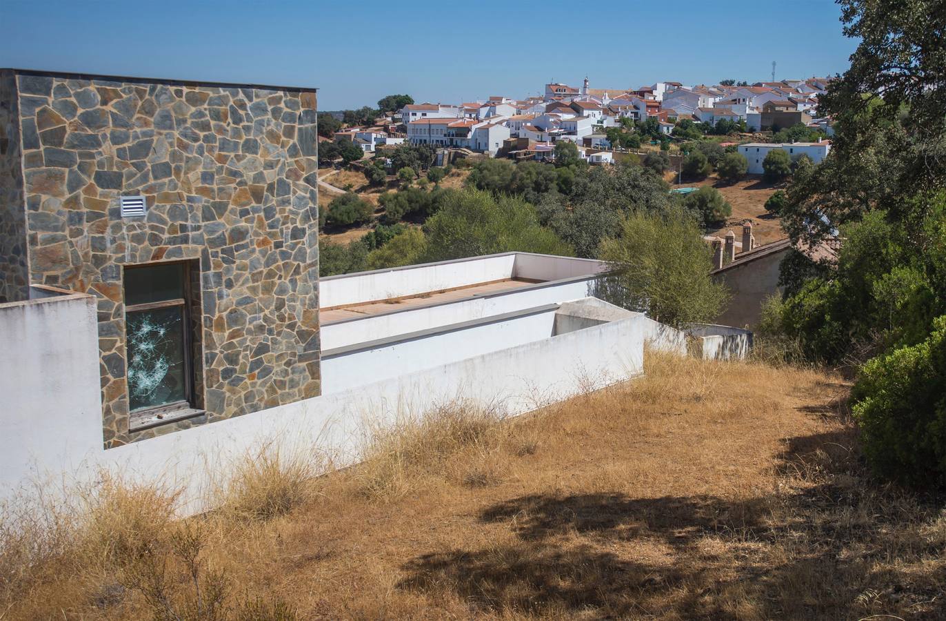 Reportaje gráfico sobre la situación de la población onubense de Berrocal transcurridos 18 años desde que sufriera un devastador incendio que afectó a su principal sustento económico