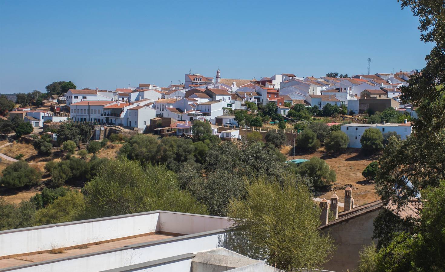 Reportaje gráfico sobre la situación de la población onubense de Berrocal transcurridos 18 años desde que sufriera un devastador incendio que afectó a su principal sustento económico