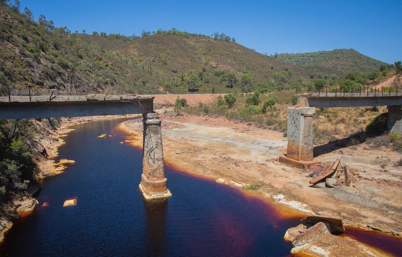 Reportaje gráfico sobre la situación de la población onubense de Berrocal transcurridos 18 años desde que sufriera un devastador incendio que afectó a su principal sustento económico