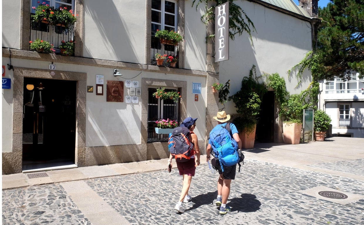 Viajeros en la capital gallega este verano