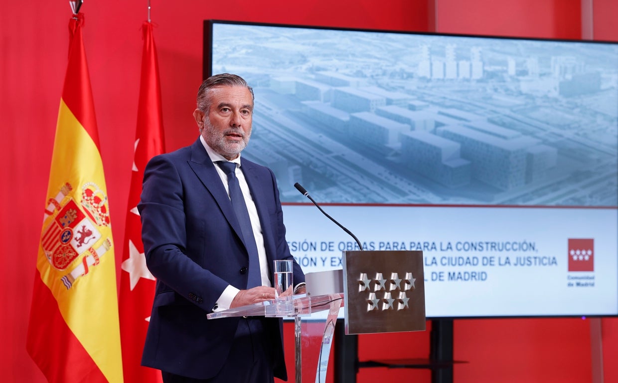 El consejero Enrique López, durante la presentación del proyecto de Ciudad de la Justicia