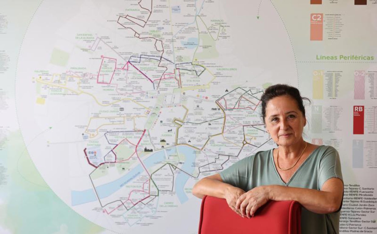 Ana Tamayo posa para la entrevista delante de un panel con las redes de Aucorsa