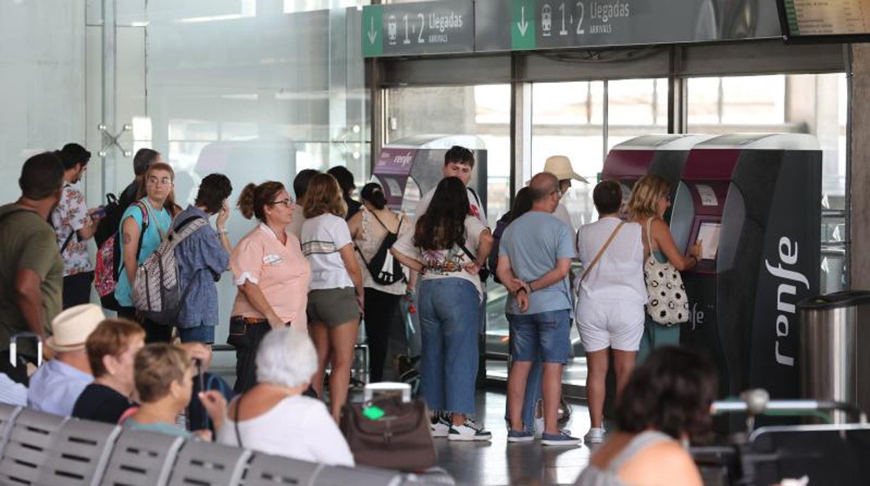 Comprar los bonos gratuitos para los trenes regionales de Andalucía, misión imposible en la web