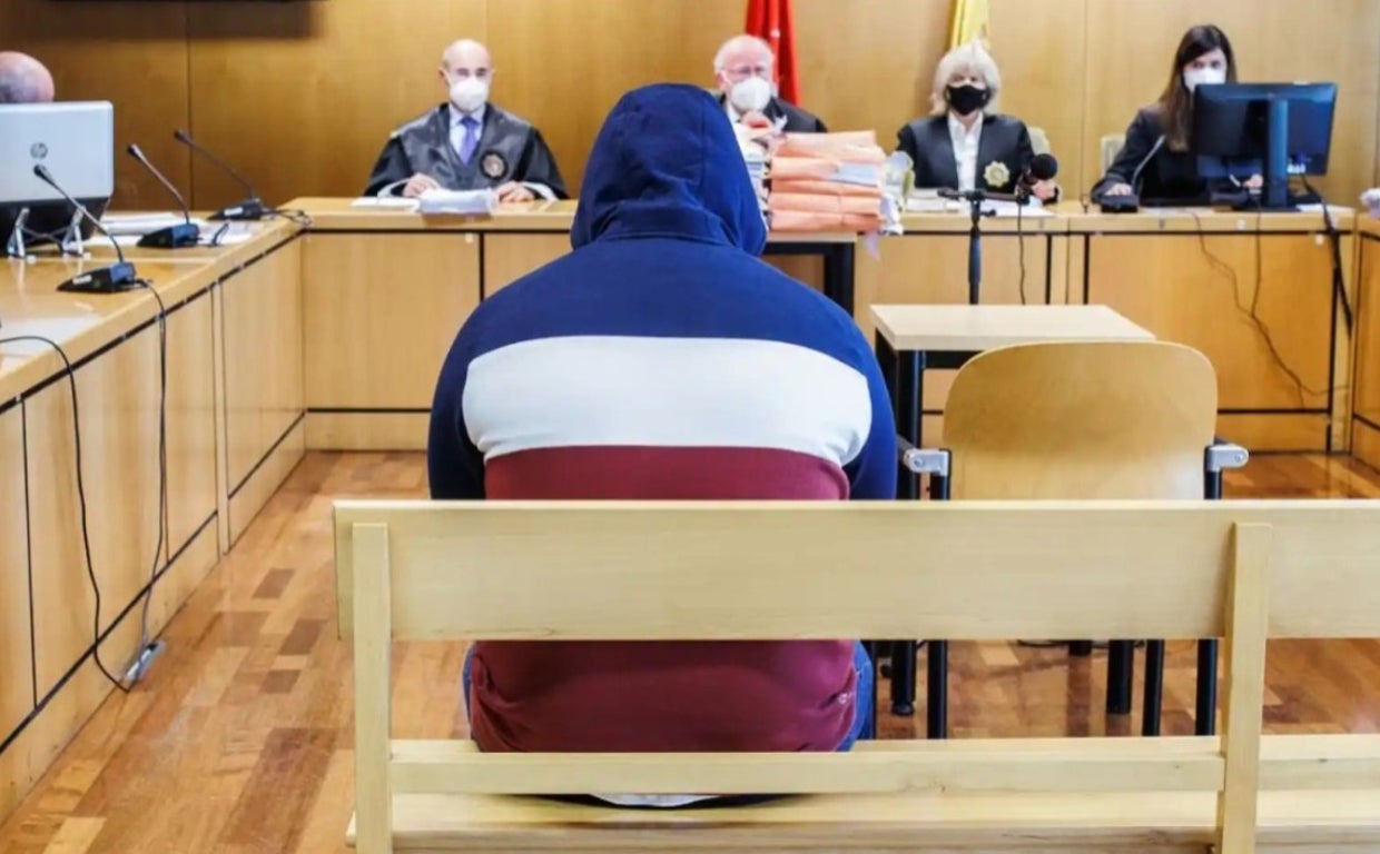 El acusado sentado en el banquillo e el juicio del pasado mes de Enero