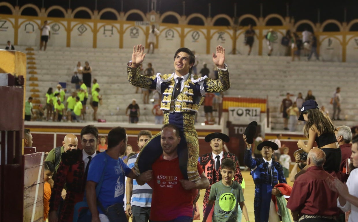 Colombo sale a hombros de la plaza de toros de Añover de Tajo