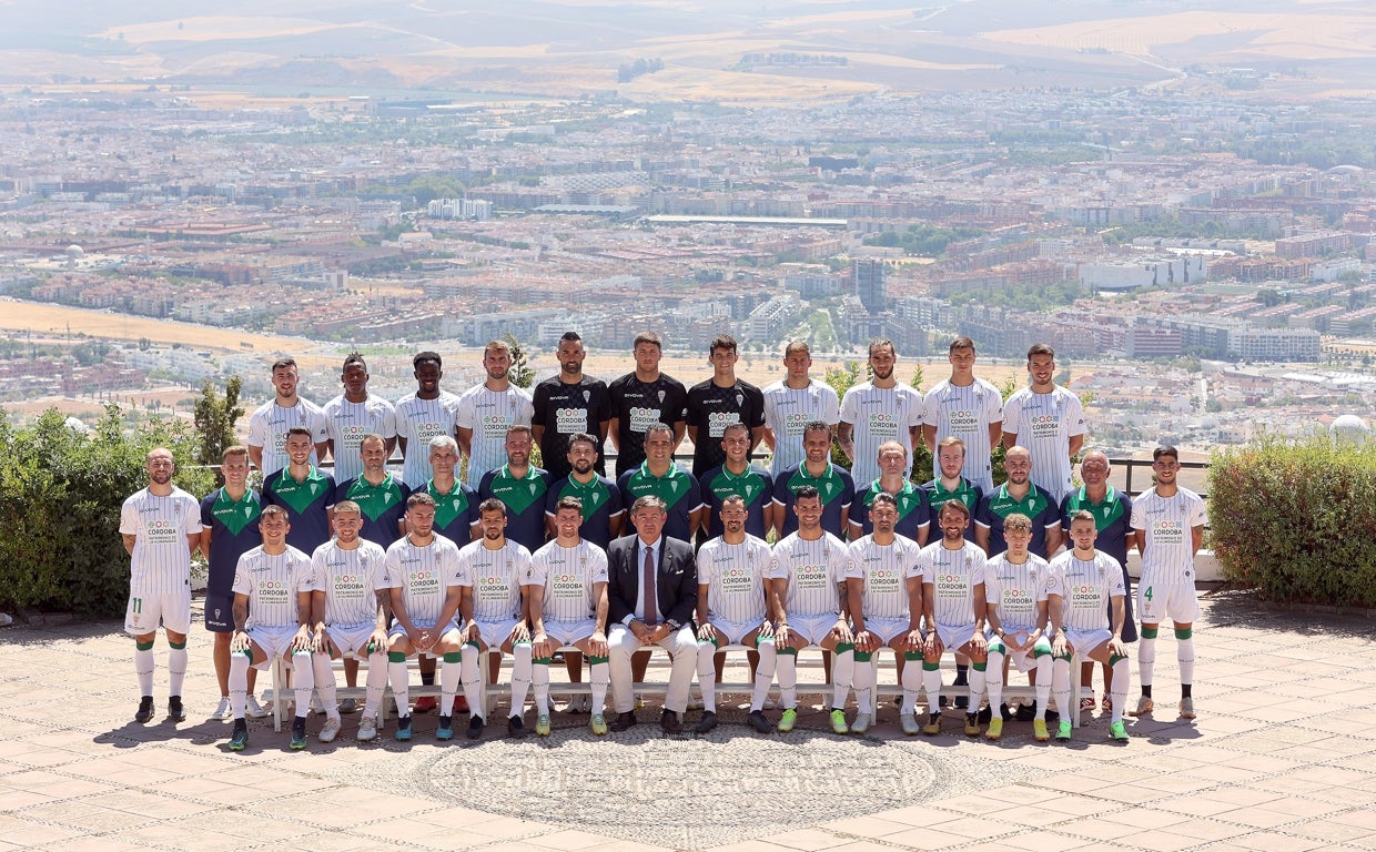 Foto oficial del Córdoba CF para la temporada 2022-2023