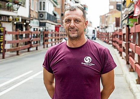 Imagen secundaria 1 - Fernando Ardura (arriba), corredor veterano. José Manuel Pereira (abajo, izquierda), jefe de pastores y taranqueras. Miguel Montero (abajo, derecha) director del encierro.