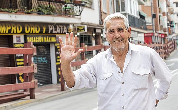 Imagen principal - Fernando Ardura (arriba), corredor veterano. José Manuel Pereira (abajo, izquierda), jefe de pastores y taranqueras. Miguel Montero (abajo, derecha) director del encierro.