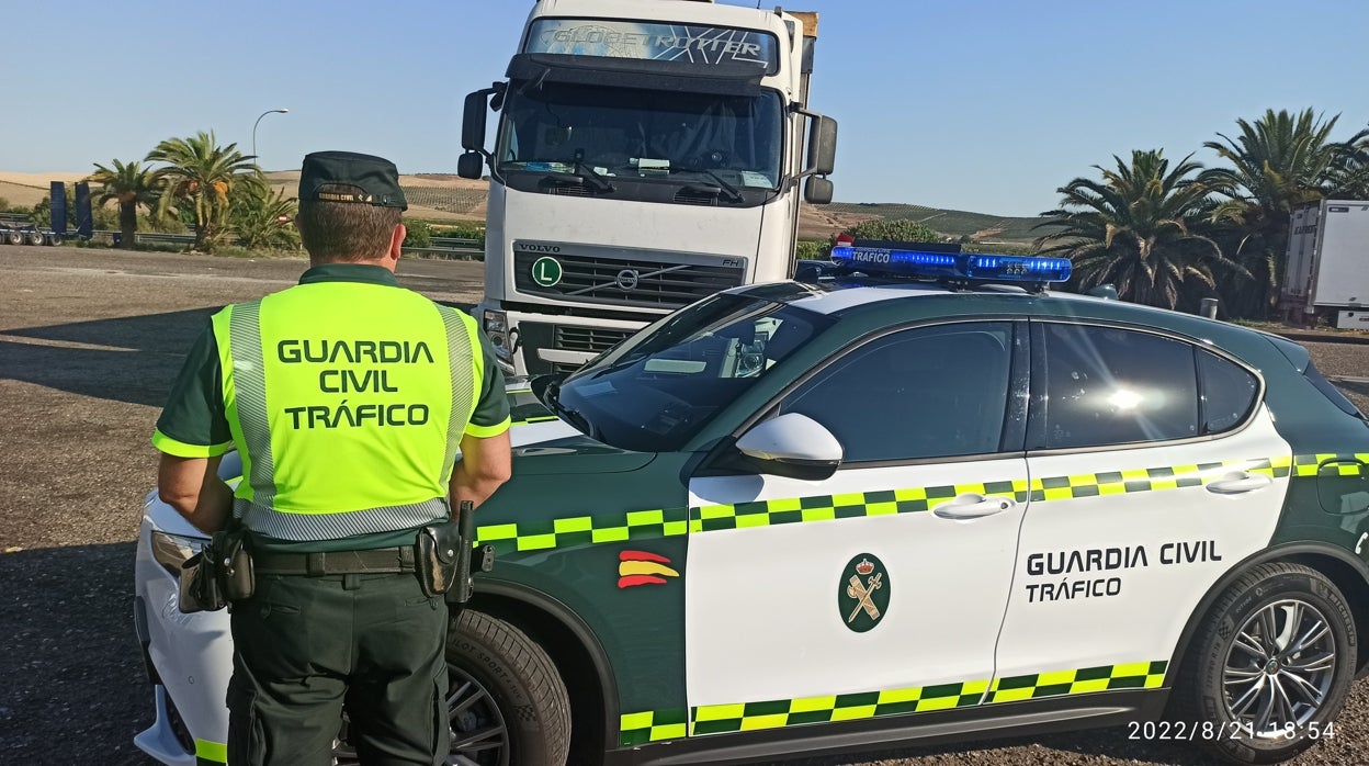 La Guardia Civil investiga al conductor de un camión de 40 toneladas que  quintuplicaba la tasa máxima de alcohol