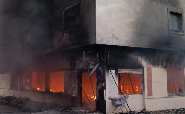 Dos mujeres heridas, tres bomberos intoxicados por el humo y tres edificios evacuados por el incendio de un bazar en Ronda