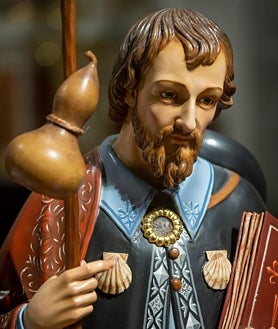 Imagen secundaria 2 - En la primera de las imágenes, la exparlamentaria de Vox contempla por primera vez la talla de Santiago Apóstol. Abajo, conversa con Ricardo Gago Salinero, impulsor de la restauración de las iglesias coloniales en Ciudad de Panamá y alma mater de la recuperación de la Semana Santa en la capital del país. La tercera imagen es un primer plano de la talla del Apóstol.