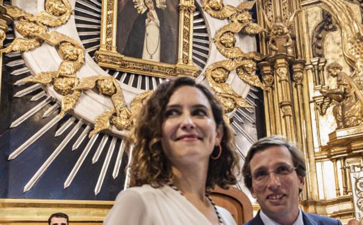 Ayuso, en la festividad de la Paloma de Madrid, junto al alcalde de la ciudad