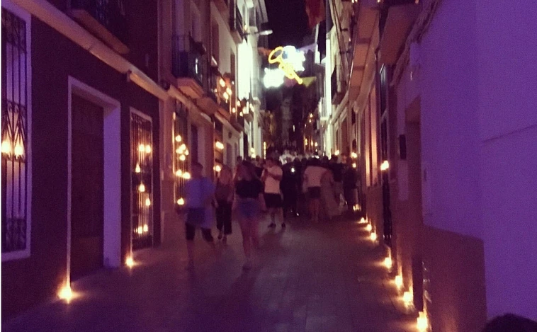 Así se ve la «iluminación mágica» de un pueblo de Alicante con 12.000 velas en su «Noche de los cirios»
