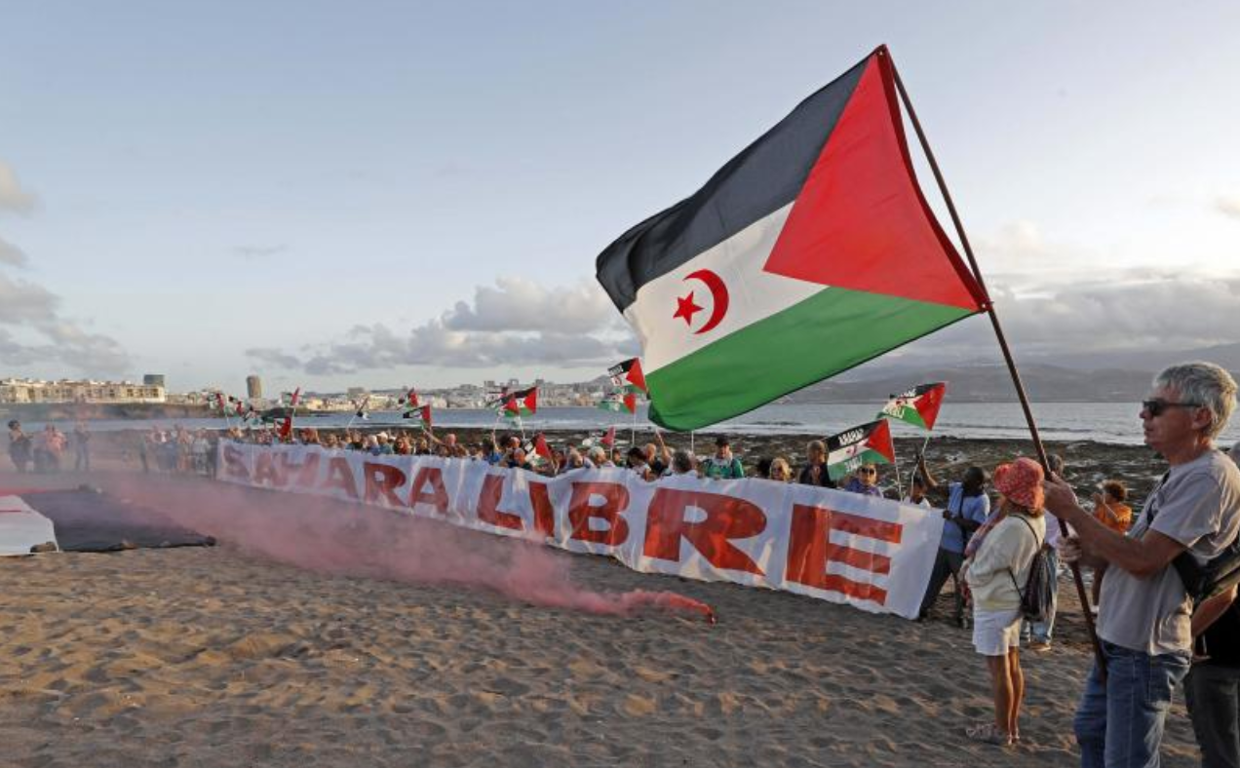 Pancarta desplegada ayer en la bahía de El Confital