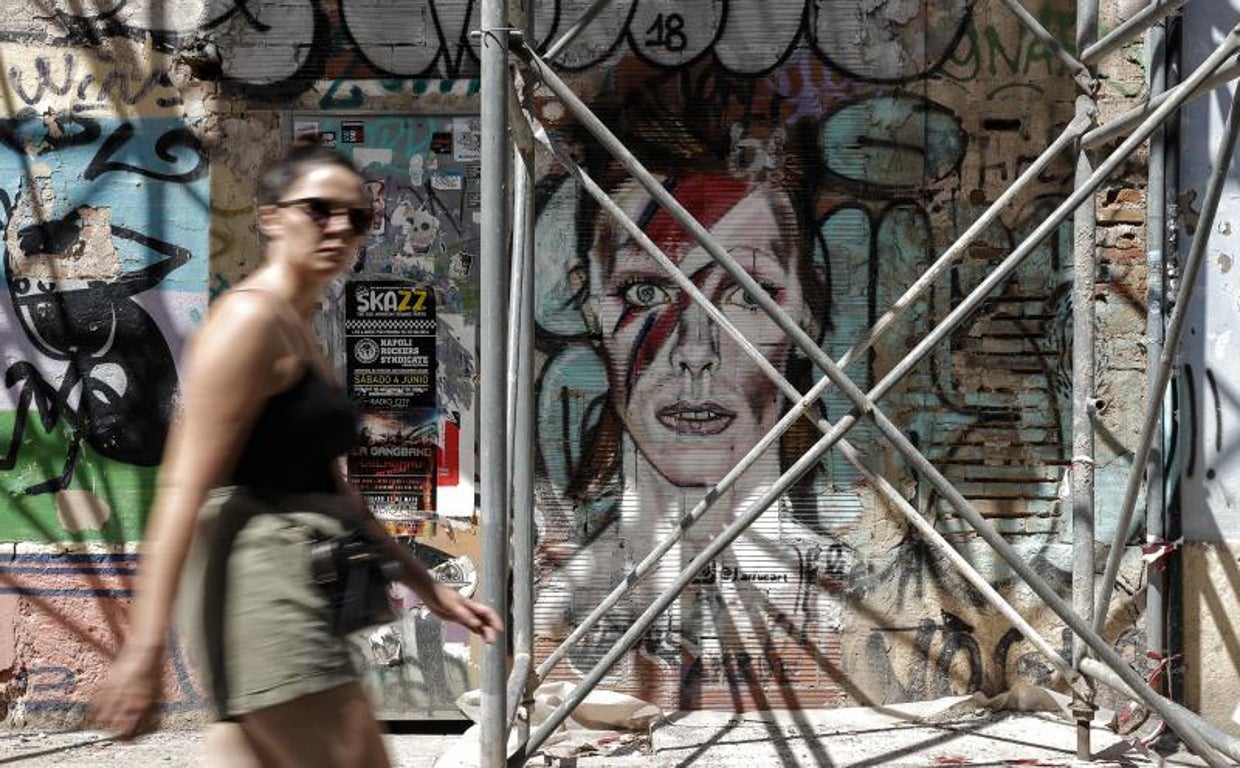 El mural sobre David Bowie pintado por Jesús Arrúe en la calle Beneficiencia del barrio del Carmen en Valencia