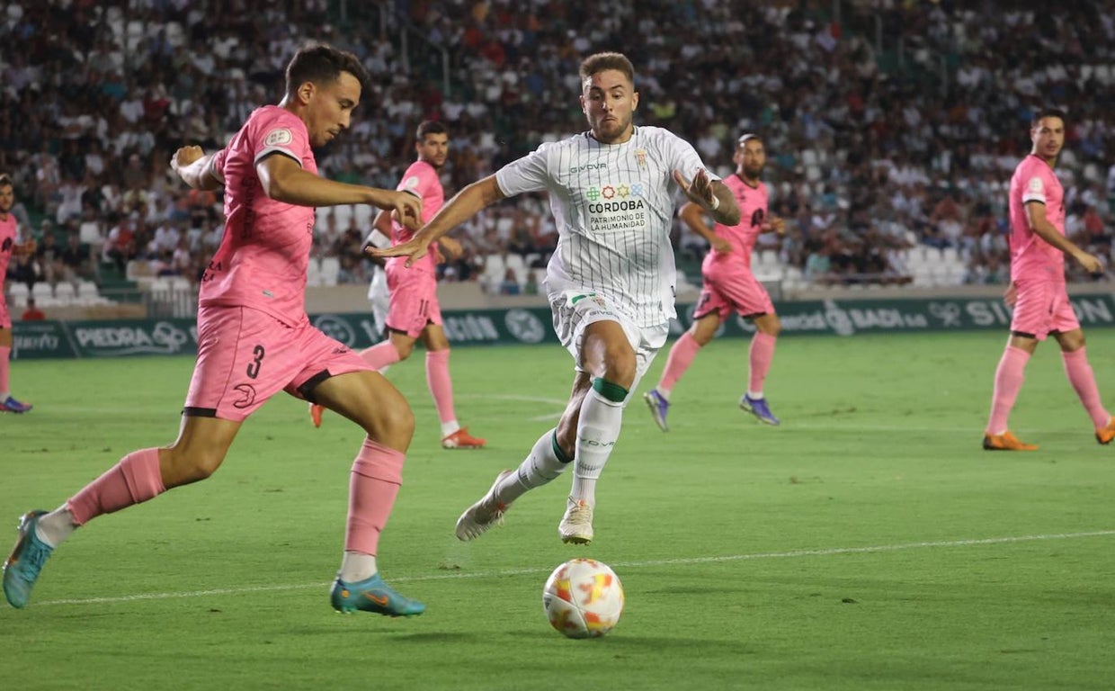 Casas lucha por el balón con un rival en El Arcángel