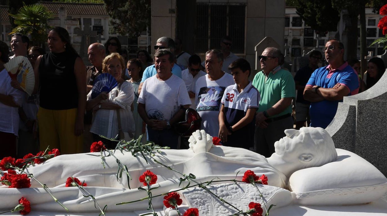 La ofrenda floral a Manolete en Córdoba, en imágenes