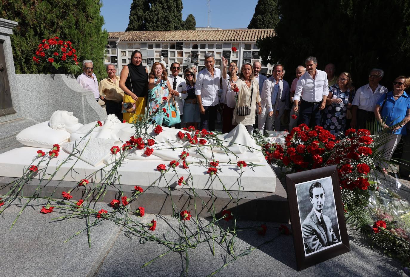 La ofrenda floral a Manolete en Córdoba, en imágenes