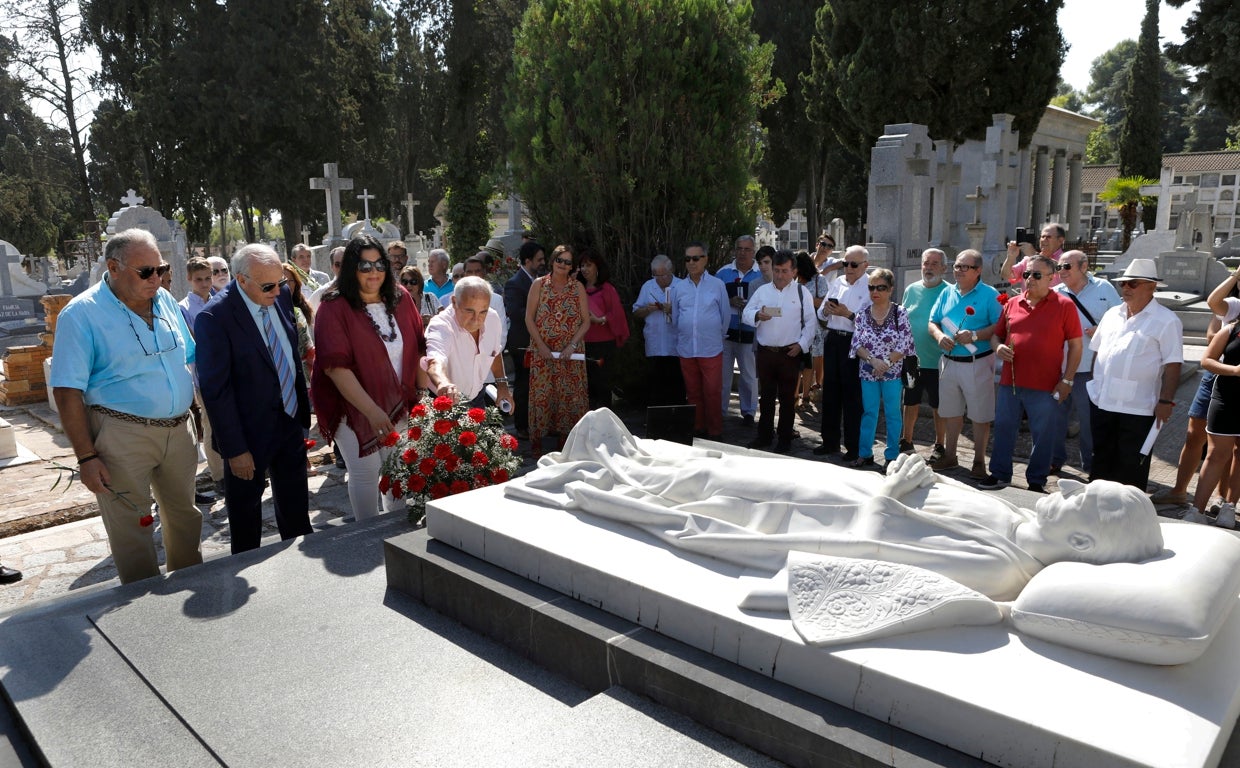 Imagen de la ofrenda floral realizada en 2019 en homenaje a Manolete