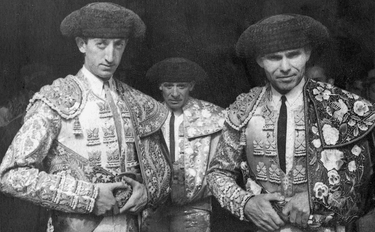 Manolete con Domingo Ortega, antes del comienzo de una corrida